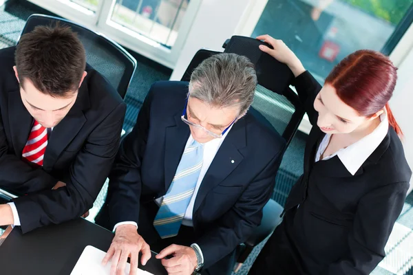 Negocio - reunión de equipo en una oficina — Foto de Stock