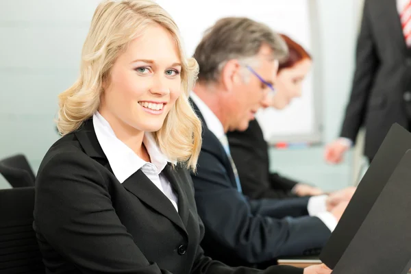 Business people - presentazione all'interno di un team — Foto Stock