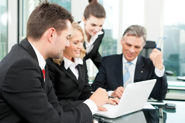 Mensen uit het bedrijfsleven - team vergadering in een kantoor — Stockfoto