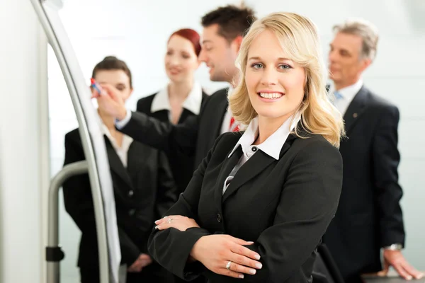 Bedrijfsleven - team bijeen in office — Stockfoto