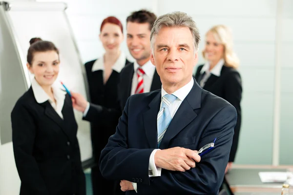 Équipe d'affaires avec leader au bureau — Photo