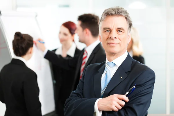 Business Team met leider in office — Stockfoto