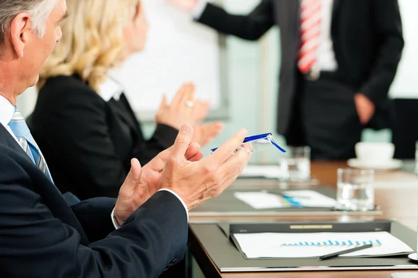 Applause for a presentation in meeting — Stock Photo, Image