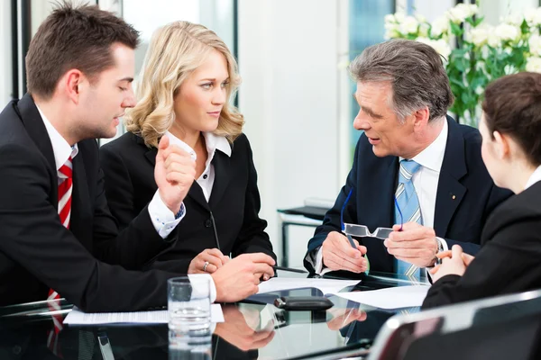 Mensen uit het bedrijfsleven - vergadering in een kantoor — Stockfoto