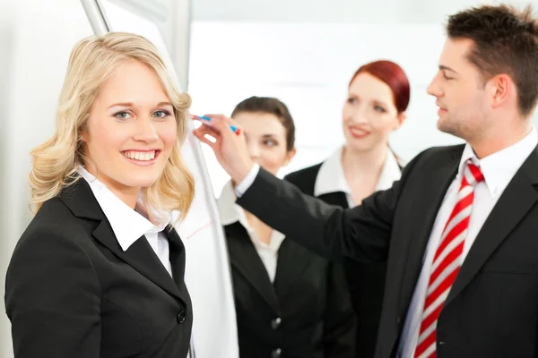 Equipo de negocios con líder en la oficina — Foto de Stock