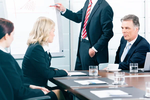 Bedrijfsleven - presentatie binnen een team in office — Stockfoto