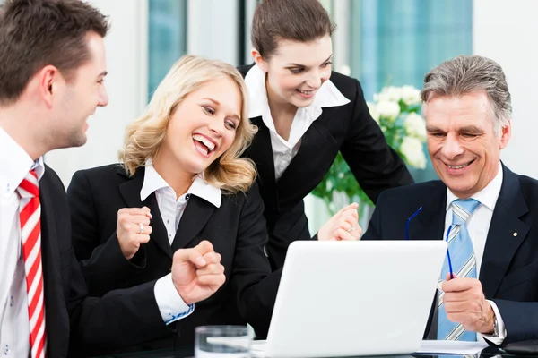 Bedrijfsleven - succesvolle vergadering in een kantoor — Stockfoto
