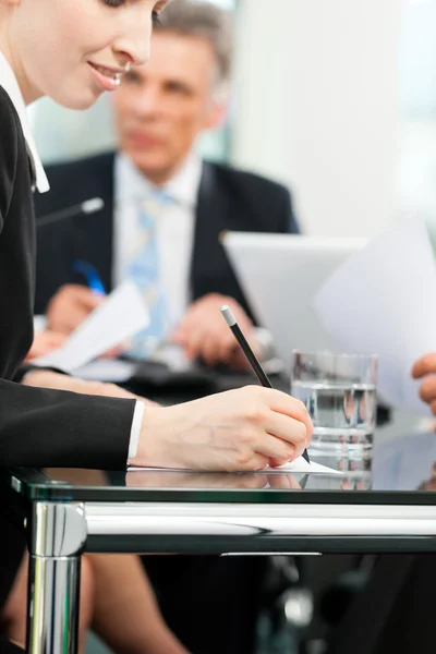 Reunião de negócios com trabalho sobre contrato — Fotografia de Stock