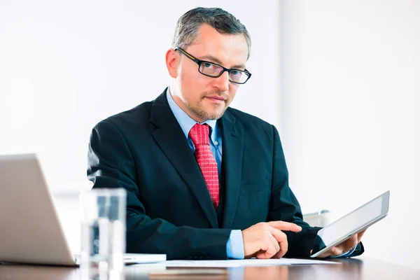 Geschäftsmann arbeitet am Schreibtisch — Stockfoto