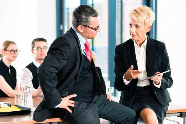 Altos directivos en la reunión de negocios en el cargo — Foto de Stock