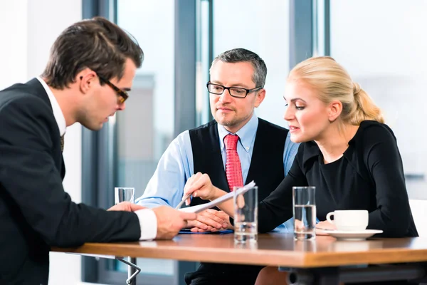 Negocios - Entrevista laboral y firma de contratos — Foto de Stock