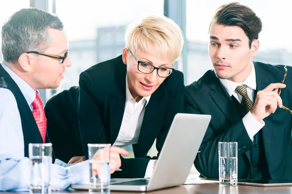 Riunione di lavoro in ufficio — Foto Stock