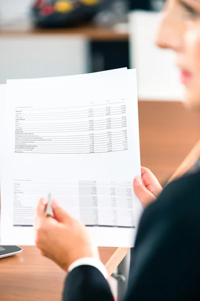 Menschen, die mit Dokumenten arbeiten — Stockfoto