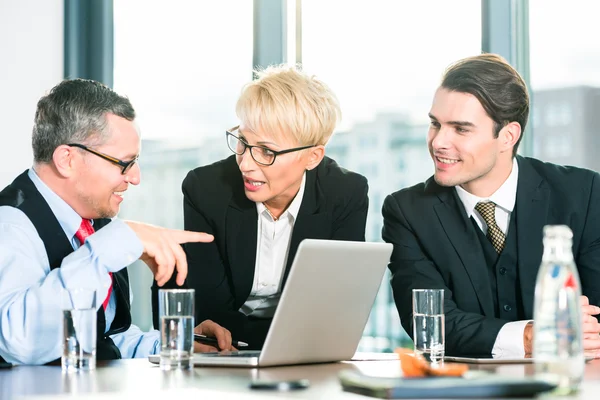 Riunione di lavoro in ufficio — Foto Stock