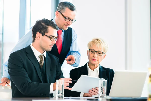 Riunione di lavoro in ufficio — Foto Stock