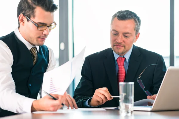 Mensen uit het bedrijfsleven - vergadering in een kantoor — Stockfoto