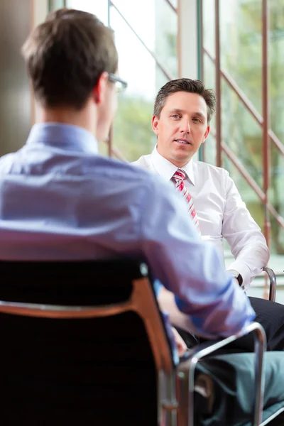 Homem e CEO em entrevista de emprego — Fotografia de Stock