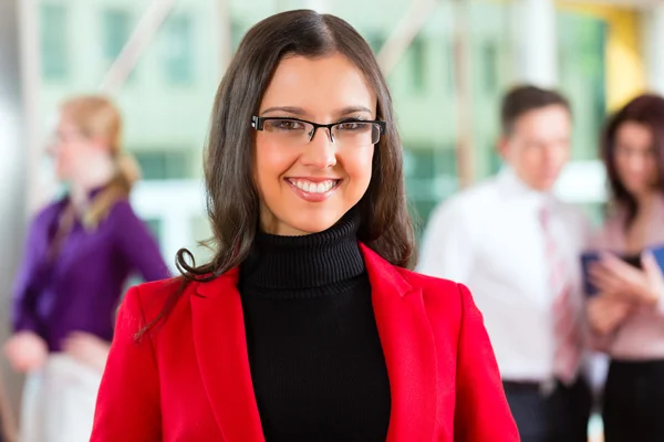 Geschäftsleute oder Team im Büro — Stockfoto