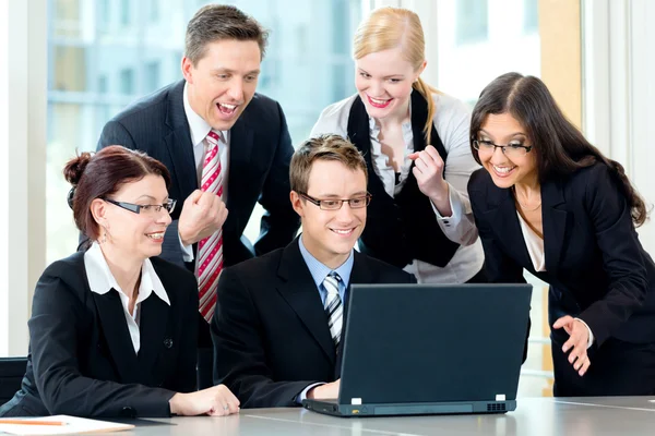 Negócios - empresários têm reunião de equipe em um escritório — Fotografia de Stock
