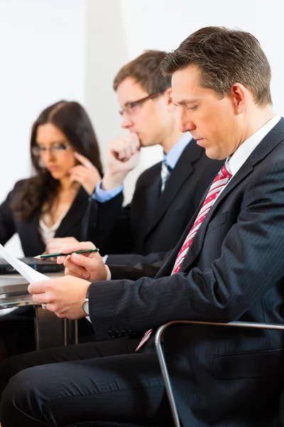 Mensen uit het bedrijfsleven tijdens bijeenkomst in office — Stockfoto