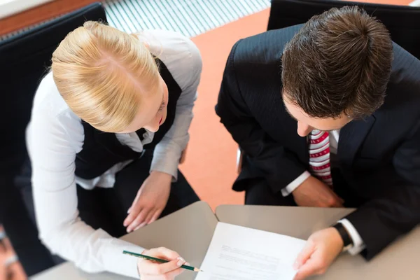 Businesspeople are sitting at office desk — Stock Photo, Image