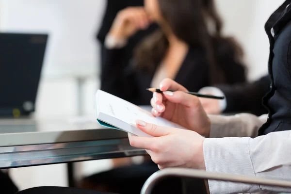 Zakenmensen, vergadering en presentatie in office — Stockfoto