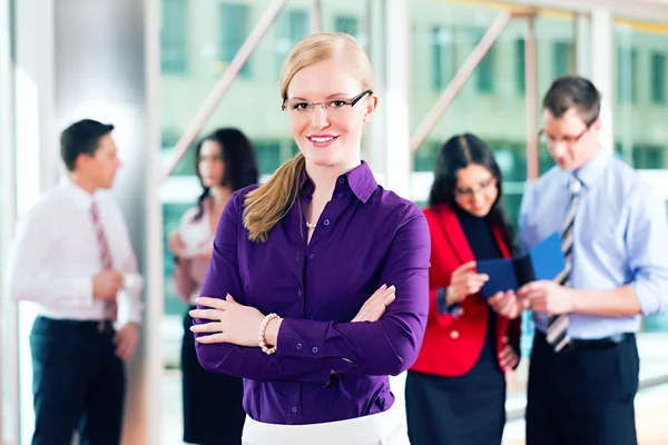 Mensen uit het bedrijfsleven of team in office — Stockfoto