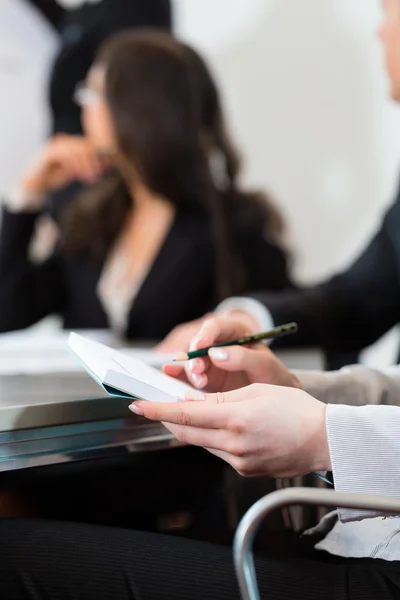 Zakenmensen, vergadering en presentatie in office — Stockfoto