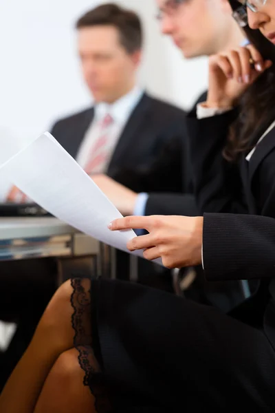 Mensen uit het bedrijfsleven tijdens bijeenkomst in office — Stockfoto