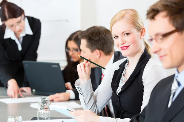 Business - businesspeople, meeting and presentation in office — Stock Photo, Image