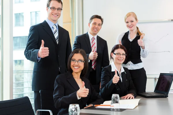 Empresarios tienen reunión de equipo en una oficina — Foto de Stock