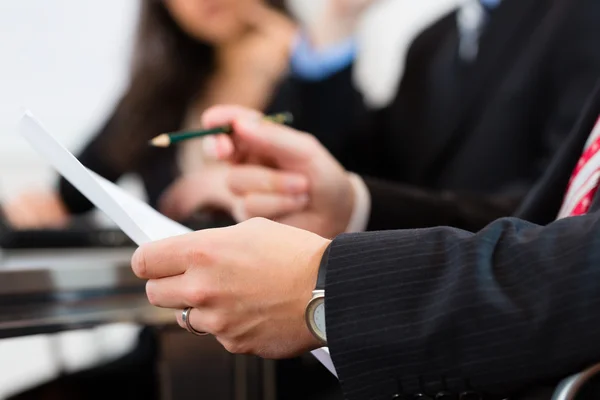 Mensen uit het bedrijfsleven tijdens bijeenkomst in office — Stockfoto