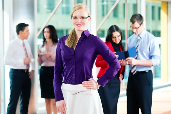 Mensen uit het bedrijfsleven of team in office — Stockfoto