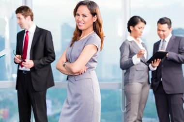 Asya iş takım şehir manzarası önünde