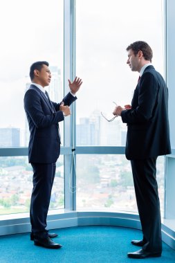 Ofis pencere önünde duran işadamları