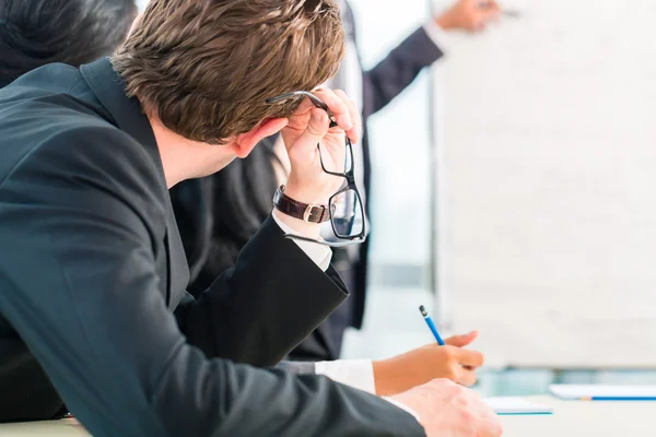 Bakifrån av affärsmannen har möte — Stockfoto