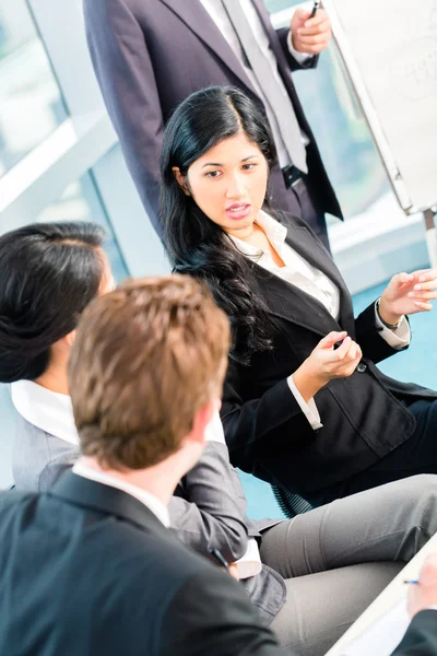 Vista trasera del hombre de negocios teniendo reunión — Foto de Stock