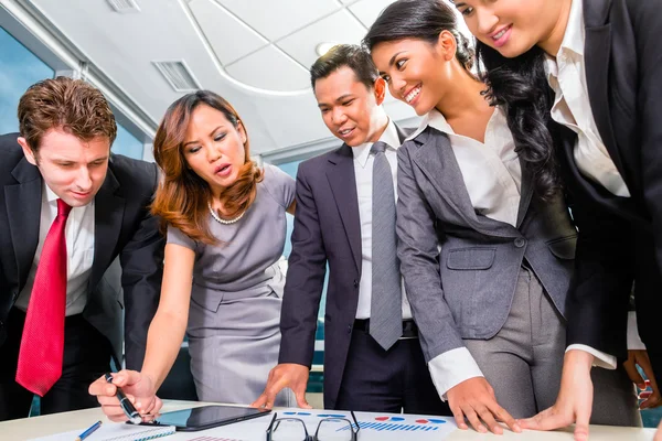 Los empresarios asiáticos en la reunión en la oficina — Foto de Stock