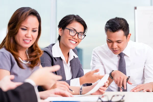 Equipo de negocios asiático brainstorming — Foto de Stock