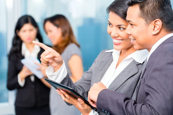 Asiático Empresarios teniendo reunión en oficina — Foto de Stock