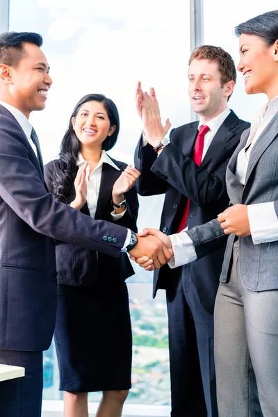 Negocios asiáticos estrechando la mano — Foto de Stock