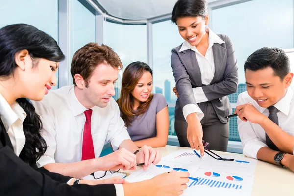 Equipe de negócios asiática discutir relatório — Fotografia de Stock