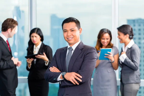 Asiático Empresarios teniendo reunión en oficina —  Fotos de Stock