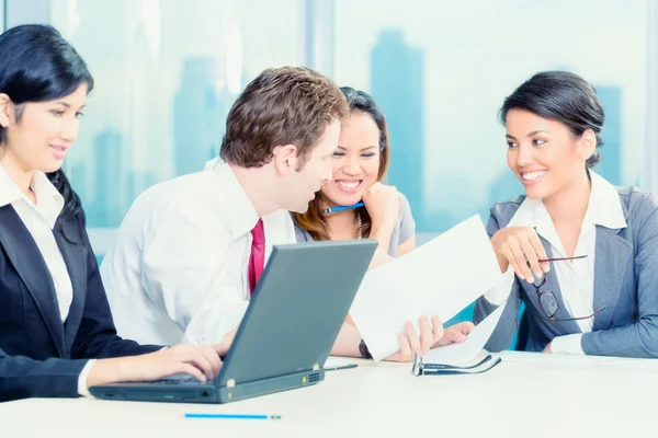 Asiático Empresarios teniendo reunión en oficina —  Fotos de Stock