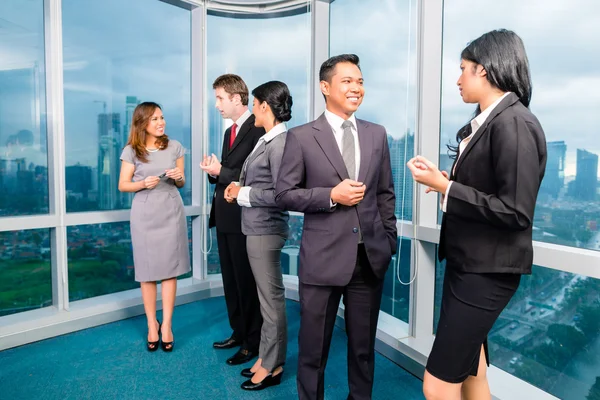 Asijské podnikatelé na schůzce v kanceláři — Stock fotografie