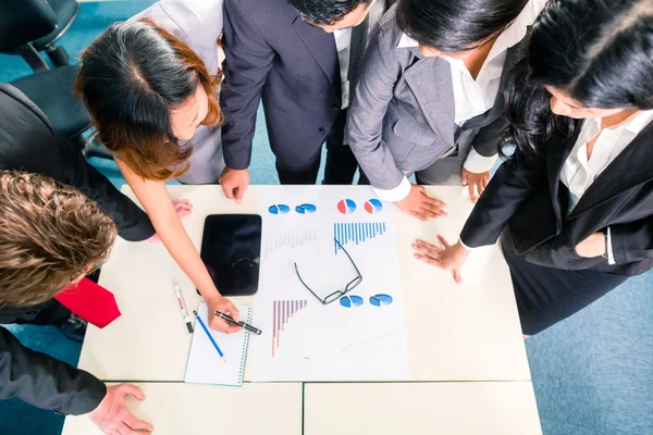 Aziatische zakenmensen tijdens bijeenkomst in office — Stockfoto