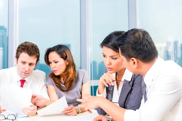 Asiático Empresarios teniendo reunión en oficina — Foto de Stock