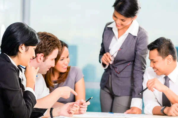 Asiático Empresarios teniendo reunión en oficina — Foto de Stock