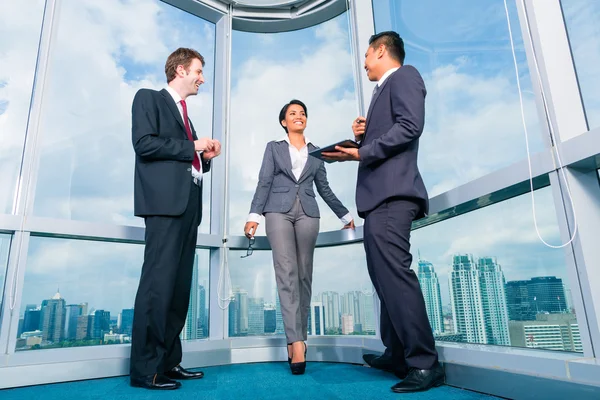 Geschäftsleute, die in modernen Büros arbeiten — Stockfoto