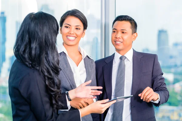 Asian Businesspeople standing in office — Stock Photo, Image